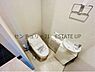 トイレ：【トイレ】トイレ内に手洗いスペースを完備で鏡も置いてオシャレに。