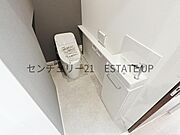 【トイレ】トイレ内に手洗いスペースを完備で鏡も置いてオシャレに♪