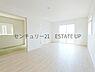 リビング/ダイニング：【リビング】リビングに畳の部屋があり来客室やキッズのスペース多様にご使用いただけます。