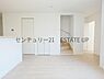 リビング/ダイニング：【リビング】リビングに階段と収納があり快適な住まいができます♪