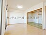 リビング/ダイニング：【リビング】リビングに畳の部屋があり来客室やキッズのスペース多様にご使用いただけます。