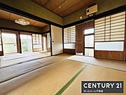 落ち着いた雰囲気のエントランスが印象的です。伝統的な和室が広がり障子や畳の質感が空間に趣を与えています。自然光がやさしく差し込み開放感ある設計です。室内に入ると和の趣を感じられます。