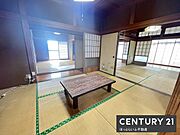 畳敷きの和室が続き間で広がり落ち着いた雰囲気を演出しています。障子やふすまにより和の趣を感じられます。光が入りやすく室内が明るく保たれています。趣のある空間でリラックスできます。