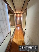 和室と廊下が隣接した間取りで移動しやすい設計です。障子やふすまが設置されており和の雰囲気を感じられます。天井や壁にも和のテイストが取り入れられています。床は木目調で落ち着いた空間が広がります。