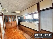 伝統的な屋根のデザインが特徴の平屋住宅です。外まわりには広いスペースがあり使い勝手の良さが魅力です。複数の出入り口があり生活動線にも配慮されています。静かな住環境が期待できます。