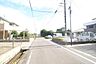 その他：周辺に住宅が建ち並ぶ落ち着いた雰囲気の道路です。車の通行量も少なめで静かな環境が感じられます。空が広く見渡せて開放感があります。道路幅もしっかり確保されておりゆとりある印象です。