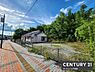 外観：開放感のある空間が広がる現地土地写真です。道路に面した立地で敷地の様子も一目で確認できます。周囲には緑が多くゆとりの感じられる雰囲気です。建物も現状のままご覧いただけます。