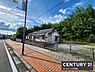 その他：開放感のある眺望が広がっています。広い歩道と緑に囲まれた景色が魅力です。晴れた日には青空も楽しめます。周辺には建物が少なくのびやかな雰囲気があります。現地からの眺望がゆったりとしています。