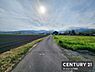 その他：前面道路はまっすぐ伸びており周囲には広がる畑と自然が広がっています。敷地前の道路は車のすれ違いもしやすい幅で開放感を感じられます。遠くに山並みが見え視界を遮るものがありません。