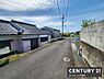 その他：前面道路は舗装されており住まいへのアクセスがしやすい印象です。周囲には落ち着いた住環境が広がっています。電柱や側溝も設置されインフラが整っています。日当たりの良い道路沿いで開放感があります。