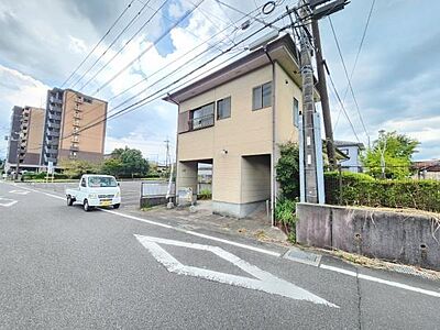 外観：道路に面した角地に位置しており開放感があります。シンプルな外観が周囲と調和しています。周辺は落ち着いた住宅街で住環境も整っています。2階建ての造りが特徴的で車の出し入れにも便利な設計です。