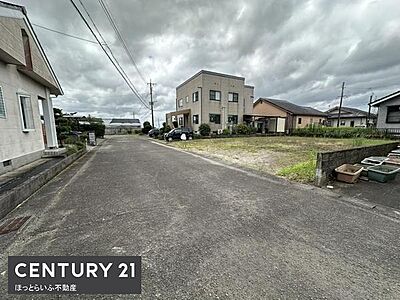 外観:広々とした道路に面した外観が特徴的です。周辺には住宅が立ち並び落ち着いた雰囲気が感じられます。四角いフォルムの建物が印象に残ります。駐車スペースもゆとりがあります。空の広がりも魅力のひとつです。 外観:広々とした道路に面した外観が特徴的です。周辺には住宅が立ち並び落ち着いた雰囲気が感じられます。四角いフォルムの建物が印象に残ります。駐車スペースもゆとりがあります。空の広がりも魅力のひとつです。