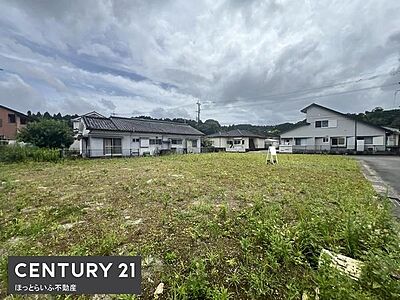 外観:開放感のある敷地で広々とした空間が特長です。周囲には落ち着いた住宅が並び整った景観が魅力です。空が広く感じられ明るい雰囲気が広がっています。外観のシンプルなデザインが印象的です。 外観:開放感のある敷地で広々とした空間が特長です。周囲には落ち着いた住宅が並び整った景観が魅力です。空が広く感じられ明るい雰囲気が広がっています。外観のシンプルなデザインが印象的です。