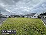 外観：周辺には住宅が建ち並ぶ落ち着いたエリアの現地土地写真です。道路に面しており車両の出入りもスムーズに行えます。住宅や建築の計画が立てやすい整形地です。視界が広く確保でき爽やかな雰囲気が漂います。