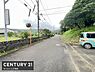 その他：現地前面道路は広々とした印象で見通しの良い直線道路です。周囲は緑に囲まれ静かな環境が広がっています。電柱やカーブミラーも設置されており交通面で安心感があります。車の出入りもスムーズに行えそうです。