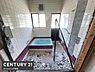 浴室：広々としたバスルームは大きな窓から光が差し込み明るい空間となっています。タイル張りの壁がレトロな雰囲気を演出しています。浴槽はゆとりのあるサイズで設計されています。