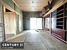 和室：広々とした和室が特徴的です。伝統的な建具と造り付けの収納が備わっています。自然光がしっかり入り室内が明るい印象です。落ち着いた雰囲気が漂う空間です。畳のある居室は柔らかな印象を与えます。