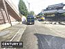 その他：前面道路は見通しが良く車の出入りがしやすい環境です。周囲には落ち着いた雰囲気が広がっています。道路幅もゆとりがあり敷地へのアクセスが快適です。舗装状態も良好で過ごしやすい現地となっています。