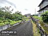 その他：前面道路は舗装されており周囲には豊かな緑が広がっています。落ち着いた雰囲気の現地写真から周辺環境の様子がよくわかります。敷地の近くには石垣があり趣のある景観が楽しめます。