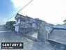 区画図：敷地が広く様々な活用が期待できる物件です。前面道路に面しておりアクセスも便利です。建物は落ち着いた雰囲気で趣を感じる外観が特徴です。駐車スペースも設けられていますので車の利用にも適しています。