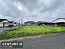 その他：すっきりとした前面道路に面した現地写真です。周囲には住宅が整然と並び落ち着いた雰囲気が感じられます。空が広く光が入りやすい立地です。敷地の形状が確認しやすい写真です。