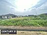 外観：現地土地写真から日当たりの良さが感じられます。前面道路も広く車の出入りも安心です。周囲には戸建てが立ち並び落ち着いた街並みが広がっています。現地の様子を写真でしっかりご確認いただけます。