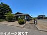 その他：落ち着いた雰囲気の平屋建て外観が魅力です。敷地内には緑が点在し開放感が広がります。広いスペースが確保されておりゆとりのある印象を与えます。周囲の景観を楽しめるロケーションです。