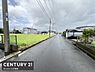 その他：前面道路が広く車の通行にも便利です。周囲は落ち着いた雰囲気の住宅街です。空が広く感じられ開放感があります。道路脇には緑も豊かでゆったりとした印象です。