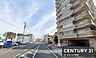 その他：現地からの眺望は開放感があり周囲の建物との距離も確保されています。空が広く見渡せるため明るさを感じられます。前面道路の幅も広めでゆとりある印象です。周辺には整った街並みが広がります。
