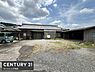 その他：平屋造りの建物で広々とした敷地が特徴です。複数台の駐車スペースがあり車の出し入れもスムーズです。屋根付きの車庫や倉庫スペースも備わっています。落ち着いた雰囲気の外観が印象的です。