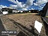 外観：広々とした現地土地写真です。周囲に住宅が立ち並び落ち着いた街並みが特徴です。陽当たりも良好で開放感があります。整形地で理想のプランが描けます。土地の状況も分かりやすい一枚です。