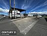 区画図：シンプルな配置が特徴的な間取り写真です。道路に面していて出入りがしやすい立地が魅力です。敷地全体が見渡しやすく空間の広がりを感じられます。周囲は開放的で日当たりも良好です。