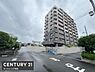 その他：落ち着いた雰囲気の外観が特徴のマンションです。建物の周囲には緑も見られ生活しやすい環境です。各階バルコニー付きで通風や採光が期待できます。近隣には道路が広がり交通も便利です。
