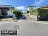 その他：前面道路がしっかりと整備されており周囲は落ち着いた住宅街の雰囲気です。道路幅も適度で車の出入りがしやすく歩道も確保されています。現地は明るい陽射しが届きやすく視界も良好です。