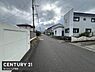 その他：前面道路を含む現地写真です。道路は幅員が広めで開放感があります。周辺には住宅が整然と並んでいます。道路の舗装状態も良好です。周囲の雰囲気を現地写真から確認いただけます。