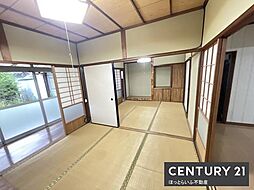 部屋数が多く、家族の人数が多くても大丈夫です 5DKのリビング/ダイニング