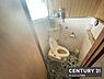 トイレ：コンパクトなスペースに配置されたトイレは使い勝手が良く日常の生活に便利です。窓があるため自然光が入り込み明るく快適な印象を与えます。床のタイルデザインが個性的でアクセントになっています。