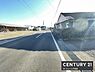 その他：交通アクセスが便利な立地です。広々とした前面道路は安全で運転がしやすい環境を提供します。近隣には商業施設もあり生活に便利です。