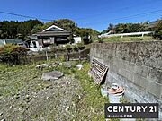 現地の土地写真です。陽当たりが感じられる開放的な空間です。周囲は自然が豊かで静かな雰囲気を楽しめます。広さを活かした自由な活用が可能です。