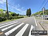 その他：前面道路がしっかり舗装されており快適な交通環境が整っています。周囲には自然が広がり開放感があります。視界を遮るものが少なく見通しが良好です。交差点や横断歩道も明確に設けられています。