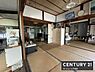 その他：畳敷きの和室が広がり落ち着いた雰囲気を醸し出しています。部屋同士を仕切る襖や障子が日本家屋の趣を感じさせます。収納スペースも充実しており家具の配置もしやすい空間です。