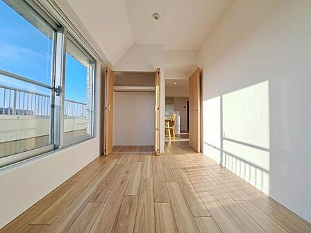 収納も妥協しない！クローゼットには枕棚とハンガーパイプを設置。外套や大切なお洋服は傷まないよう、そのままかけて収納。お出かけの小物も枕棚ですっきり片付きます。