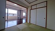 床の間もあり、何を飾ろうか考える楽しみもあります。もちろん収納も忘れていません