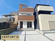 木目調と白のバイカラーが際立つ洗練された3階建て外観。駐車スペースも確保されており、帰宅のたびに「我が家に帰ってきた」と感じられる存在感ある佇まいです。