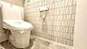 トイレ：清潔感あふれる白基調のシンプルなトイレ空間。すっきりとした設計で毎日気持ちよく使用でき、コンパクトながら使い勝手のよい仕上がりです。