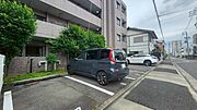 敷地内に駐車場あり。平面駐車場を完備。