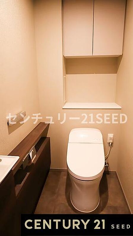トイレには嬉しい手洗い付きカウンターがございます。
