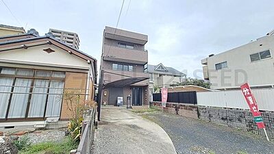 外観:お車4台分駐車可能・トラック駐車可能(車種による)・南側公道幅員約6.36メートルに約6.6メートル接道・不動産に関するご相談はセンチュリー21SEED田中まで! 外観:お車4台分駐車可能・トラック駐車可能(車種による)・南側公道幅員約6.36メートルに約6.6メートル接道・不動産に関するご相談はセンチュリー21SEED田中まで!