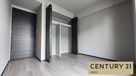 充実した収納を備えた洋室。お部屋をすっきりと保ちながら快適にお使いいただけます。