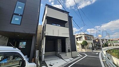 外観：シンプルモダンな外観デザインで、周辺の街並みにも自然に溶け込みます。